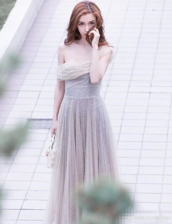 陈法拉杨颖同穿薄纱裙，网友：陈法拉差一支口红，不然稳赢！