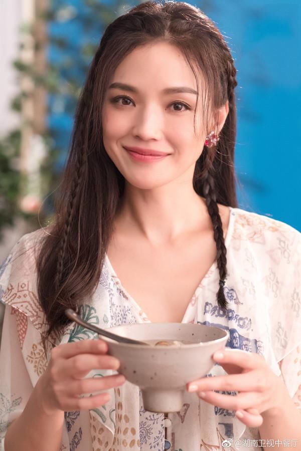 《中餐厅2》开播比起最早国民CP重聚，我更好奇赵薇舒淇在厨房足