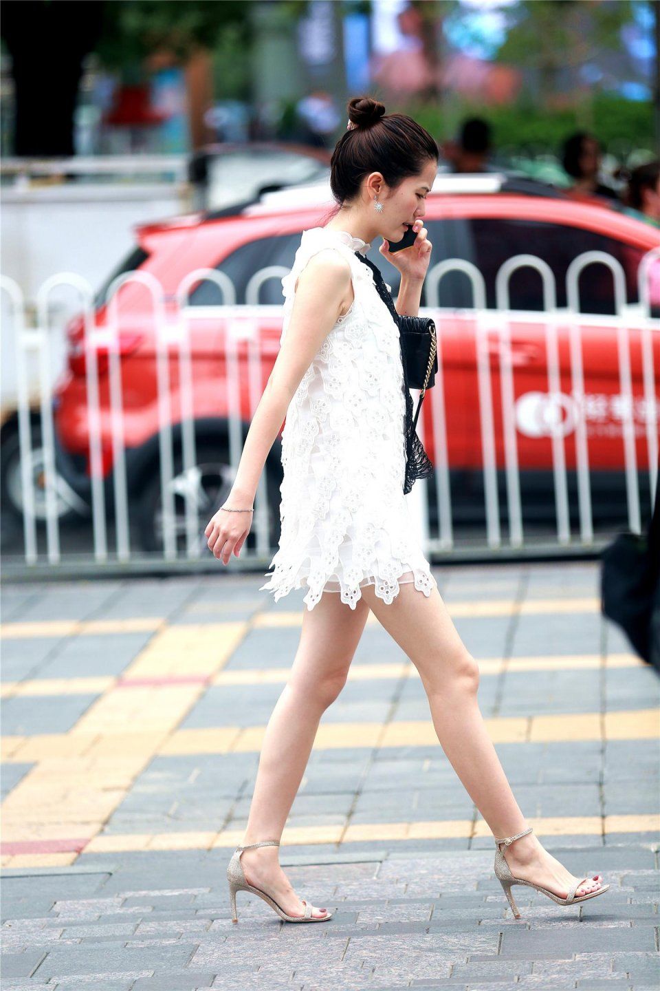 小姐姐蕾丝白短裙搭配高跟凉鞋，秀出美腿美脚