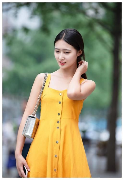 街拍：优雅的黄色长裙小姐姐，笑靥如花，清纯甜美！