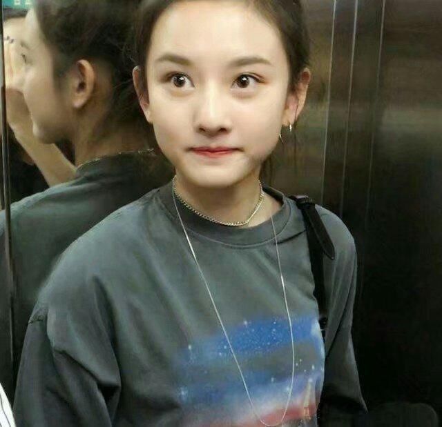 路人镜头下的宋祖儿更好看，胶原蛋白满满，螺旋的高跟鞋很抢眼!