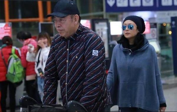 陈红胆真大！50岁了还敢素颜现机场，网友：还不如广场舞大妈呢