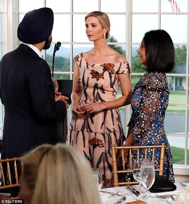 伊万卡和梅兰妮亚出席商界领袖晚宴,二人的花裙子争辉斗艳