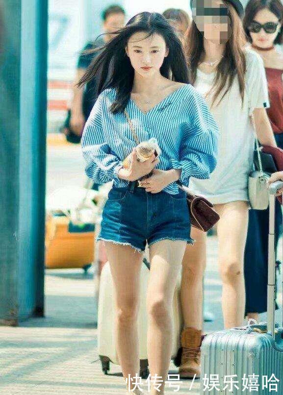 鞠婧祎舞台大秀热辣与性感，网友：打底裤露出来都不知道！