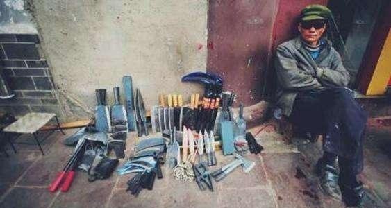 一群外乡人来农村卖刀，不收现金只赊账，还记得他们留下的预言吗