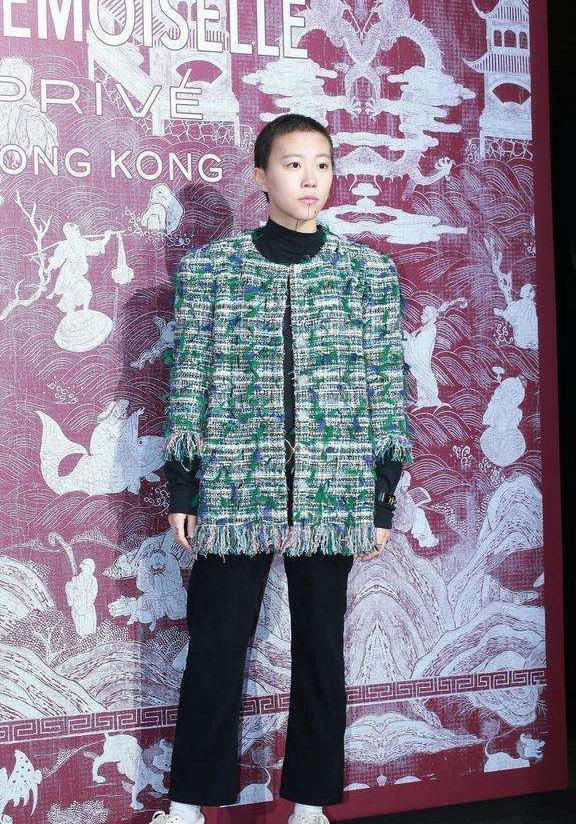 被窦靖童丑哭! 香奈儿三万外套穿出地摊货效果, 发布会成车祸现场