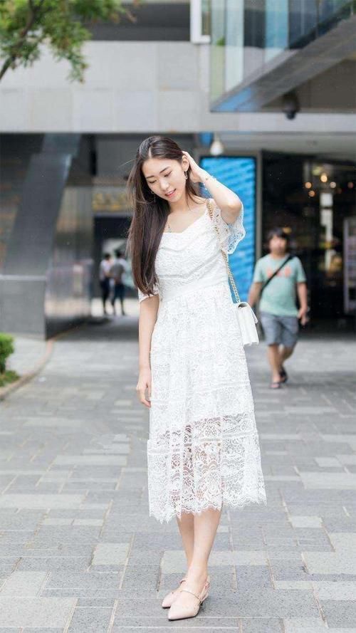 街拍：广场上的长裙小姐姐，用手遮阳，一脸的无可奈何?