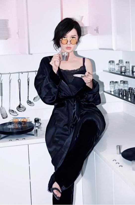 性感的余男又开始作妖了，睡衣开怀露内衣，这是穿了还是没穿呀?