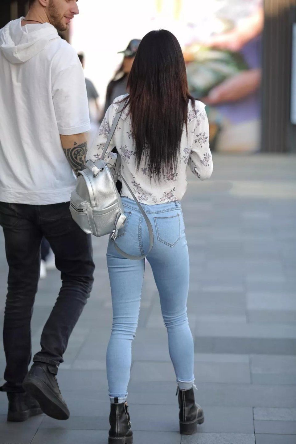 街拍:长得好有女人味，穿牛仔长裤的美女