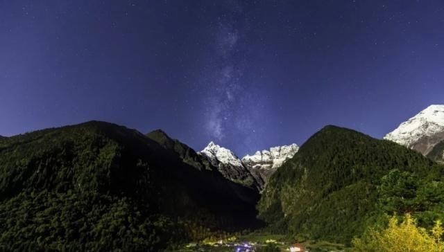 天堂向左，雨崩向右。不去天堂，就去雨崩