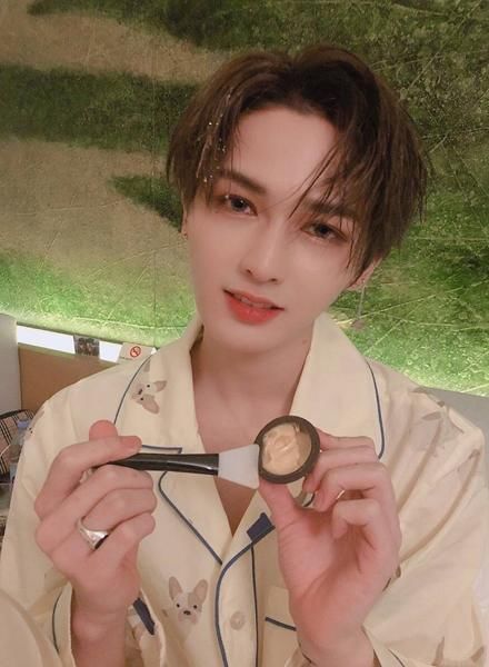 8位小鲜肉的睡衣秀:蔡徐坤魅惑,易烊千玺清秀,林彦俊好高冷!