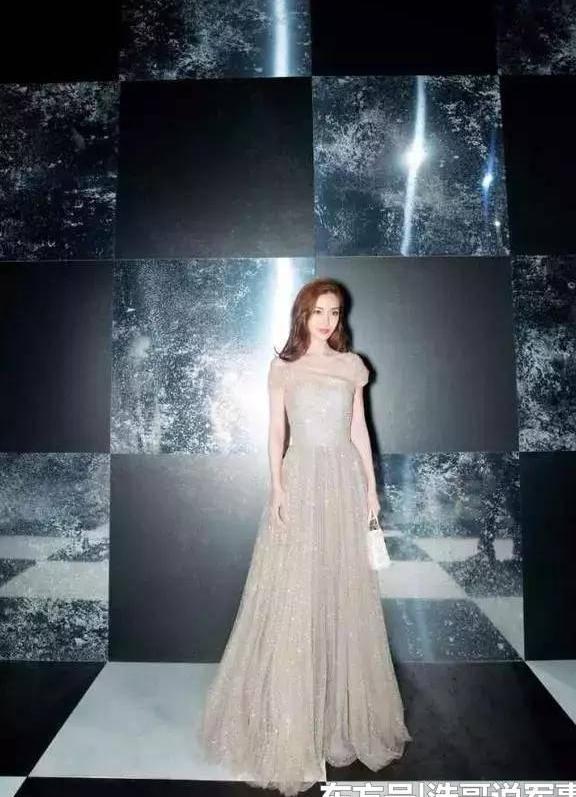 38岁高圆圆和29岁杨颖撞衫,差距尴尬,一个女神一个像路人