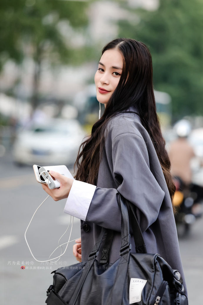 路人街拍，气场超大，镜头感超好的小姐姐