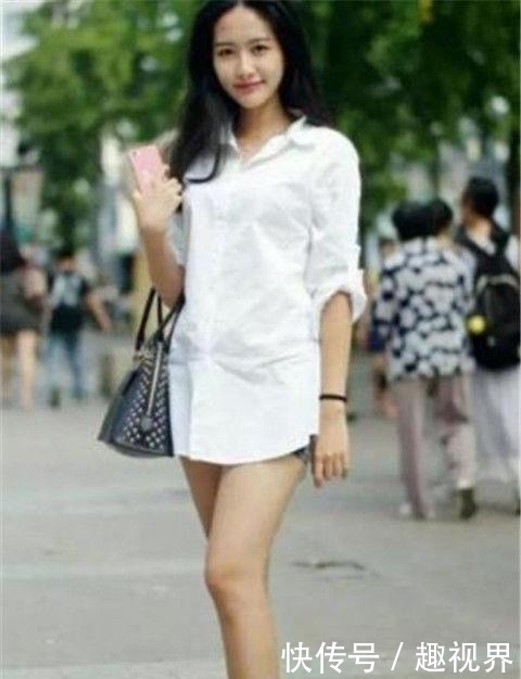 展现出|时尚美女街拍:青春洋溢的美女,展现出不俗的品位!