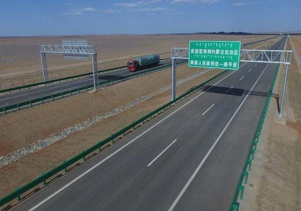 国内最冷清的一条高速，可能跑几天都见不到其他车，司机很寂寞