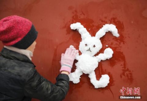 北京迎来今冬第二场雪 天坛雪景美不胜收