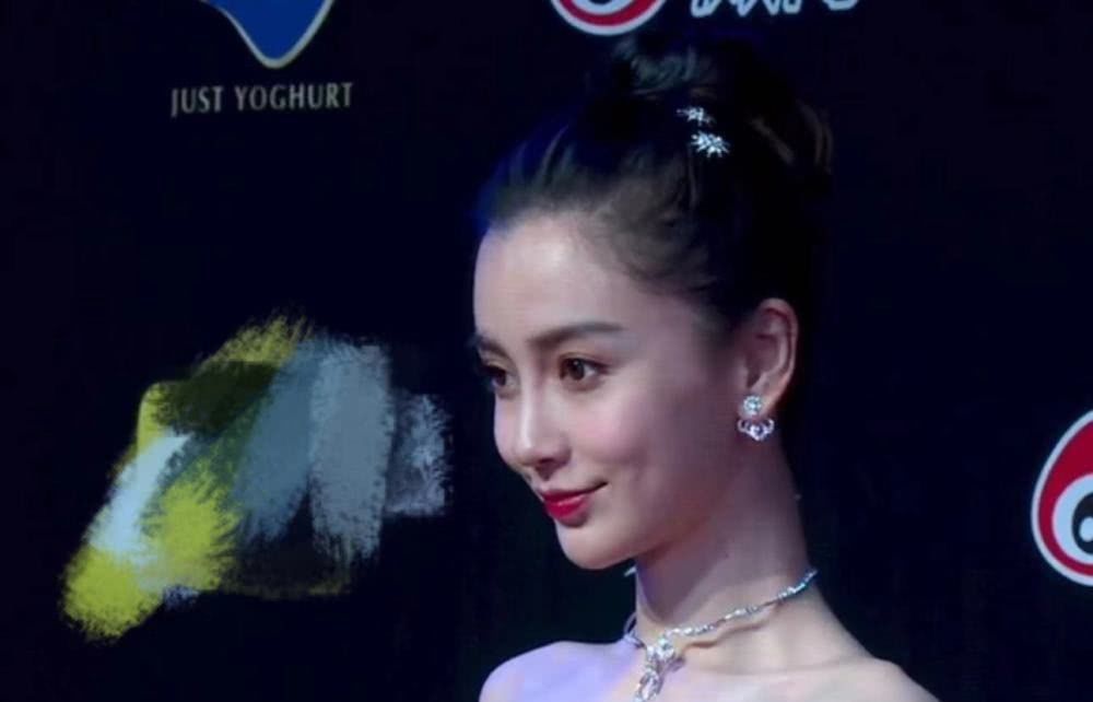 生图■郑爽甜美，热巴镜头前拉高抹胸太率真，生图来了：赵丽颖成熟