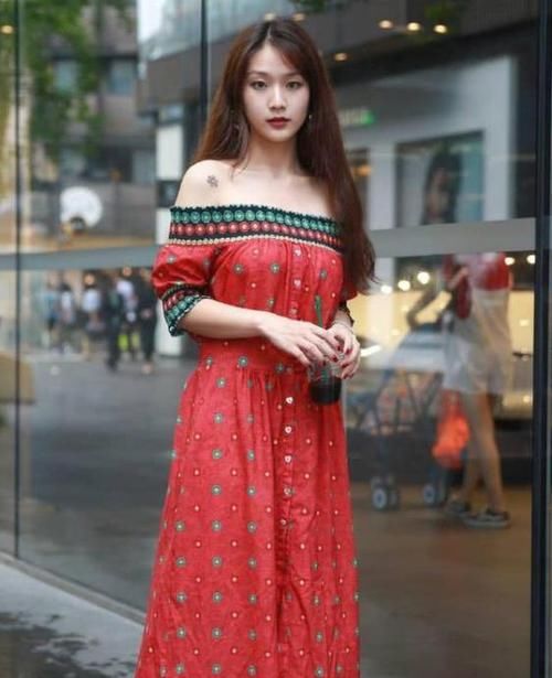  蓝色■养眼女神街拍：肤如凝脂的小姐姐，一条蓝色的连衣裙，时尚女神风采迷人