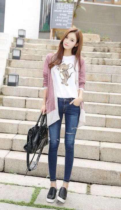 紧身裤尽显邻家女孩气质，简单的情有独钟更具典雅韵味