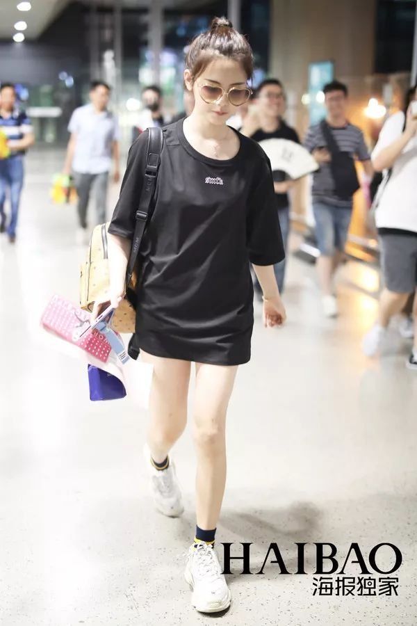 李小璐高调复出靠母女装扮嫩?刘雯一裤两穿太会搭…【海报街拍】