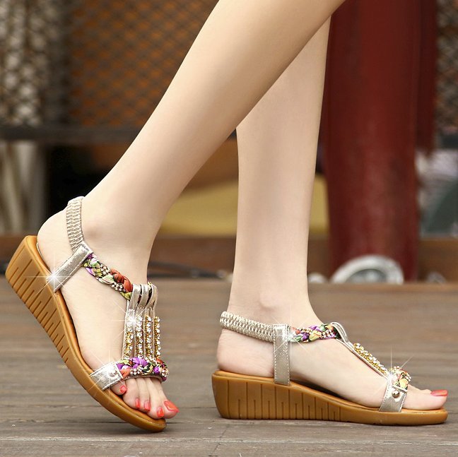 别穿累脚的细高跟鞋了,小心又卡井盖上,这样的坡跟鞋显高更舒适