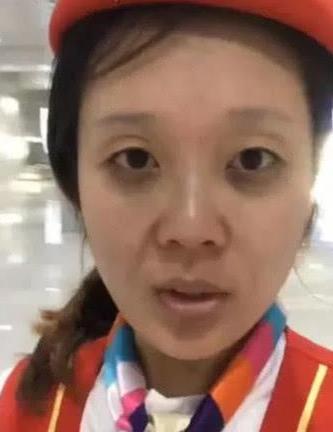 空姐误了登机时间，在登机口画妆，妆前妆后大妈与女神的区别！