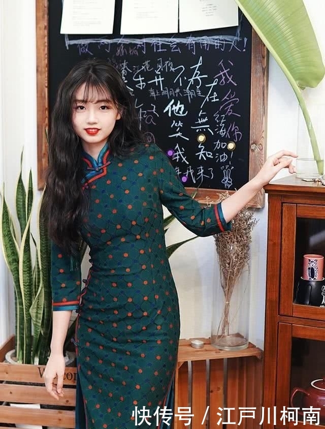 #过时#“包臀裙”已经过时了，今春流行的是“旗袍”，显瘦优雅有气质