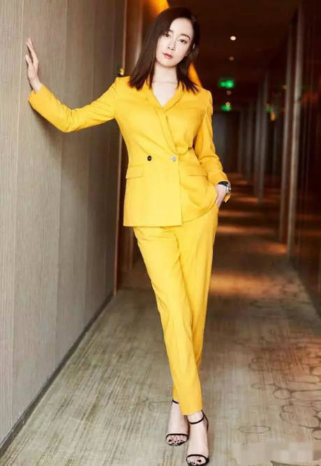张檬取出假体又美回去了！“柠檬西装”太明媚，黑色脚趾甲太抢眼