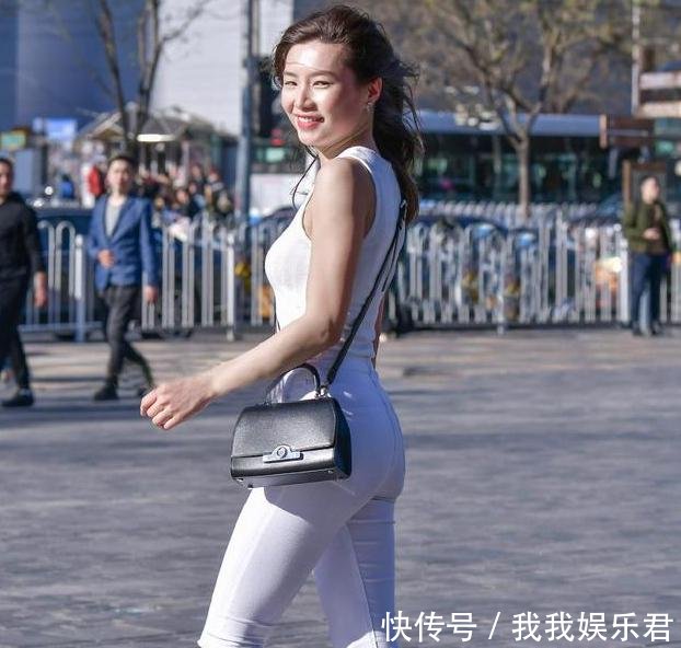 路人街拍时尚靓丽的打底裤美女，精致甜美，穿出女神范