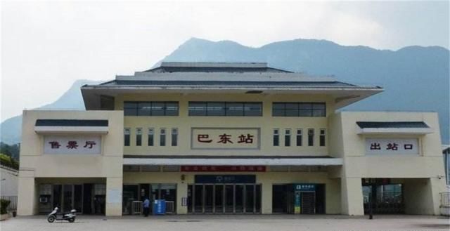 我国最奇葩的火车站：建在荒郊野岭，当地人：建了和没建一样