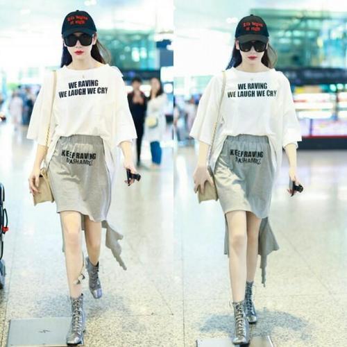 戚薇机场也开始秀腰了，一条大粗裤子裤腰却这么紧，穿的真叫酷