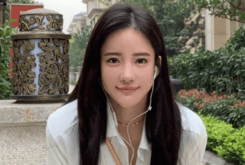  「潘南奎」化妆师给潘南奎上底妆时，小心翼翼绕开下巴，生怕会给她弄歪