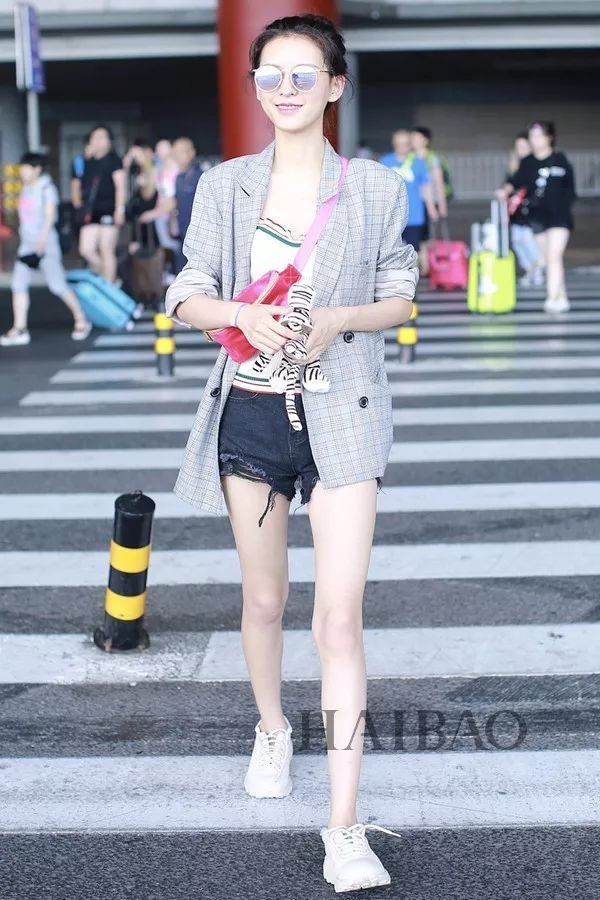 李小璐高调复出靠母女装扮嫩?刘雯一裤两穿太会搭…【海报街拍】