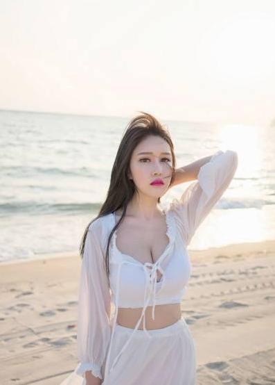 楚楚动人的紧身打底裤美女，丰腴的身材，尽显成熟女性独特魅力！