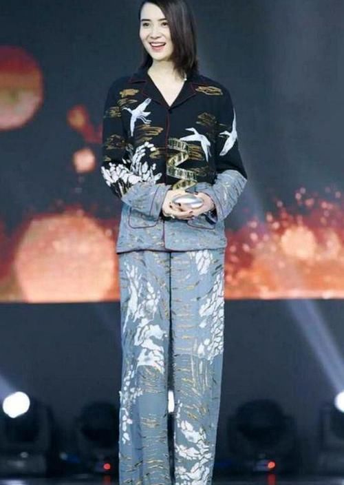  [时髦]小宋佳时尚感再度飙升，花睡衣穿出高级感，又美又飒太惊艳！