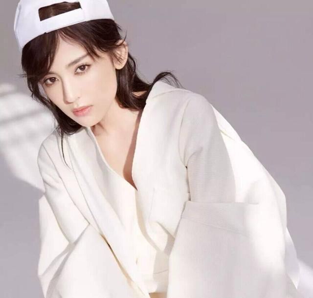 女星爱戴白帽子：赵丽颖太普通，baby真心美，最潮的还是热巴！