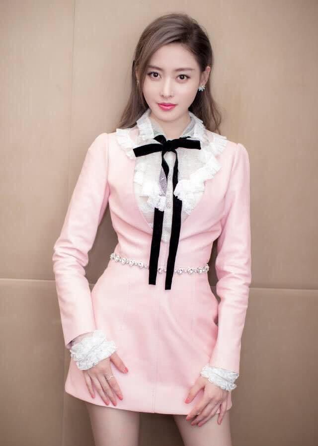 美艳性感的张天爱除了一双逆天长腿外，那种英姿飒爽也很让人折服