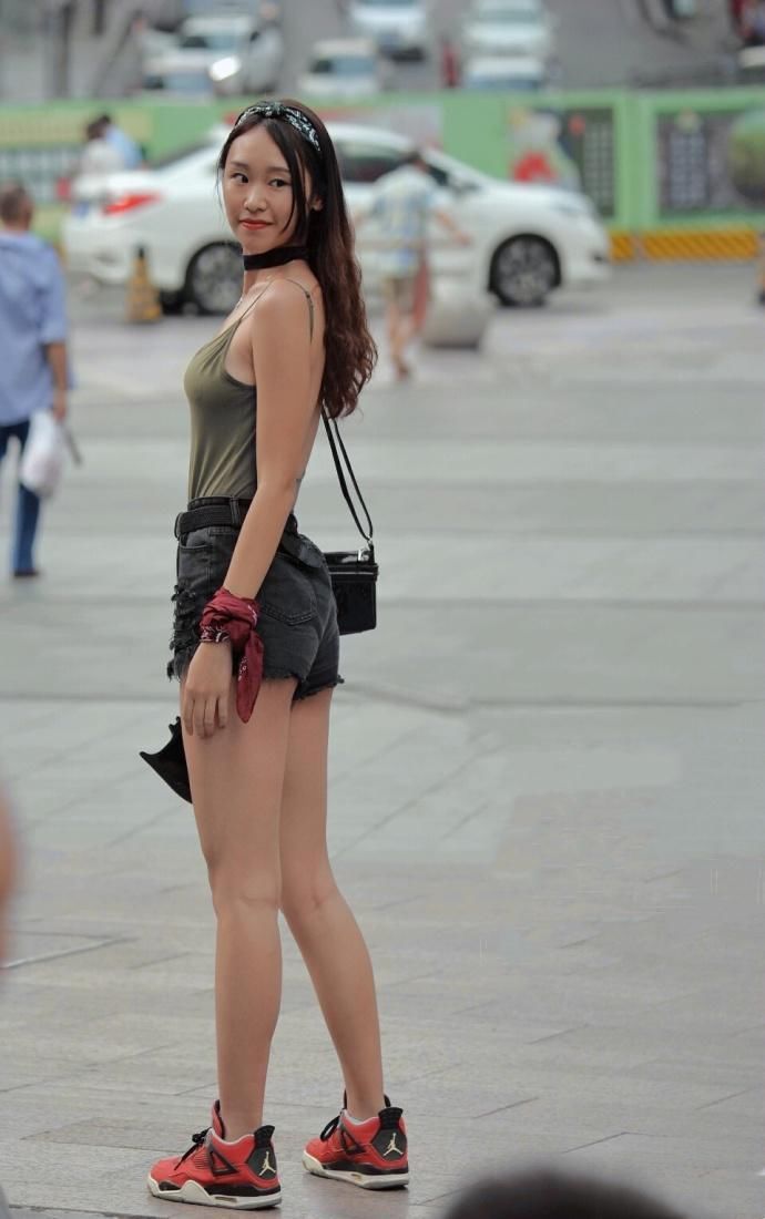 街拍:紧身T恤塑造的身材曲线非常美妙，小姐姐的细腰让人羡慕