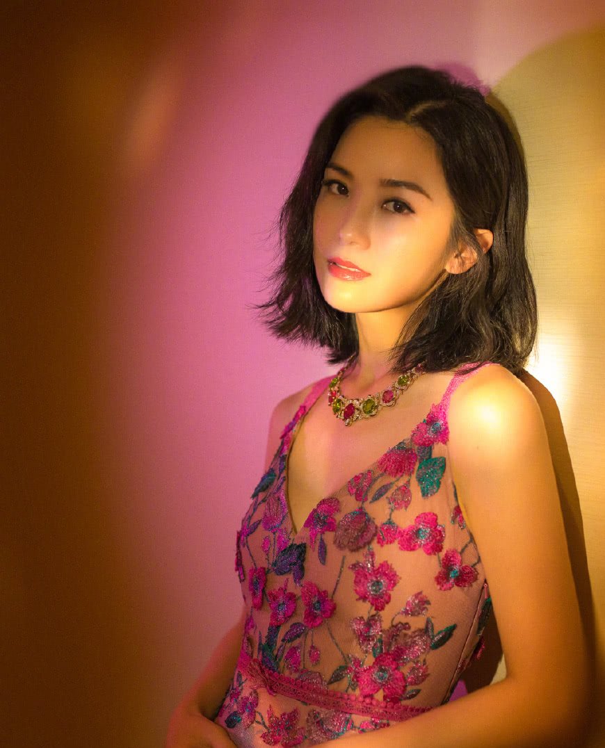 蔡卓妍真敢穿！这么宽松的裤子都能撑起来，网友：勒的不难受吗？