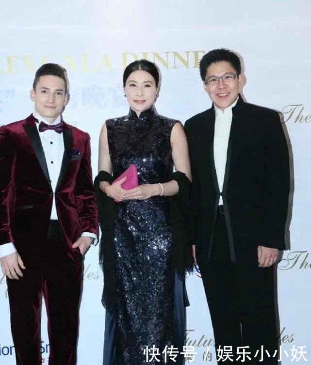  「高调」阔太郭晶晶终于高调！一袭亮片旗袍亮相，尽显雍容复古