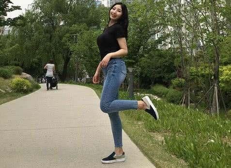 120斤胖女神，体态丰腴双腿高挑，网友：腰细就是好看！