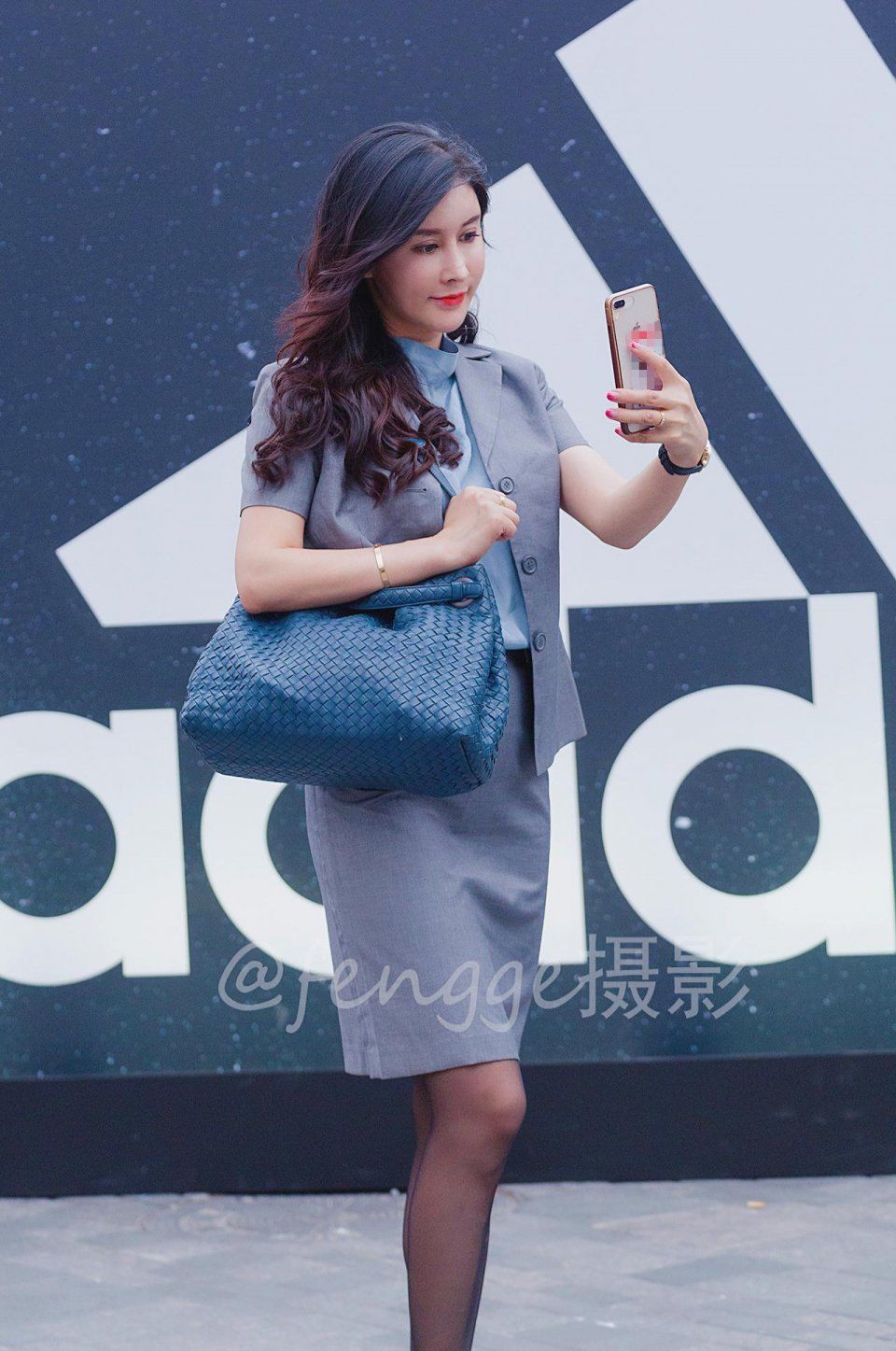 时尚街拍:三里屯来了个OL范时尚大美女，一路卖萌自拍玩到嗨