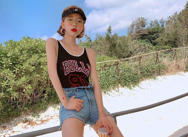 夏日来款紧身的超短裤，展现充满活力的身材