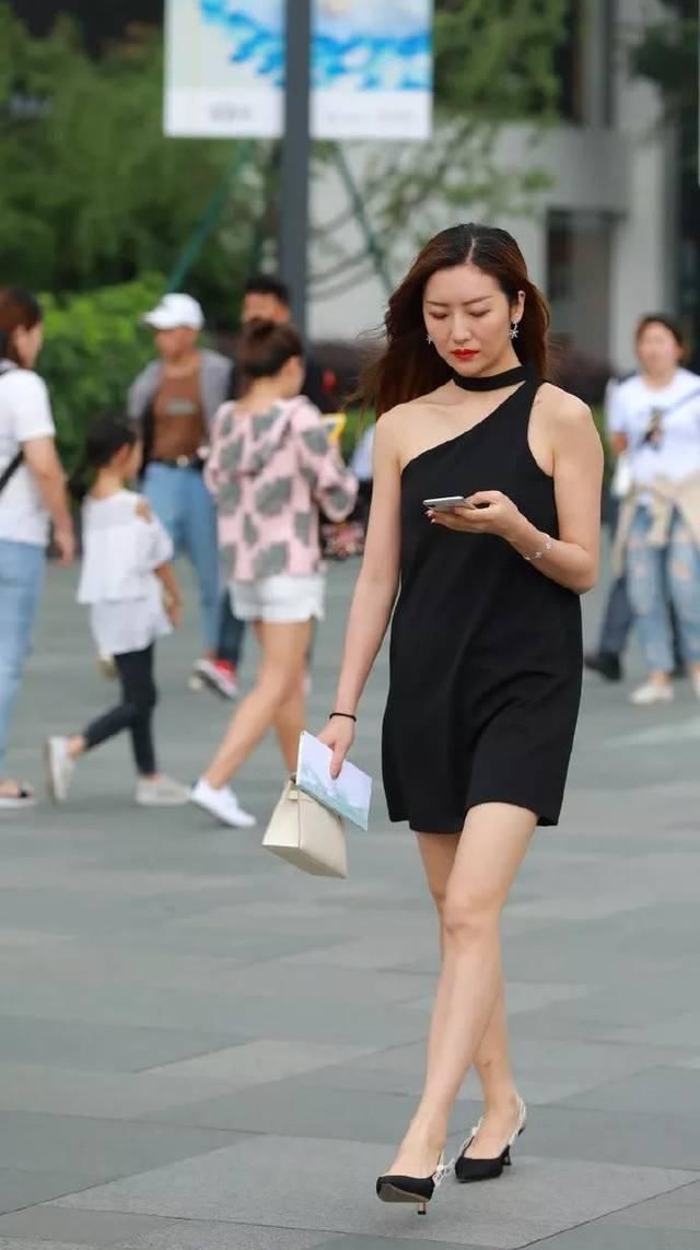  款式■都市女性搭配高跟鞋，让时尚变得更加的简单