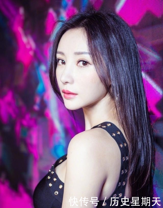 [ 瑜伽帮你]穿绑带裙秀香肩美腿，一头黑直长发散发女神光辉，柳岩造型惊艳