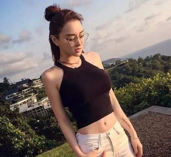 现在姑娘真是太敢穿了，出门只穿个吊带背心，大胆又好看，美爆了