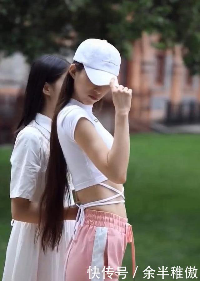  「美女」路人街拍，美女白衬衫搭配米色裙子，轻松秀出靓丽身姿