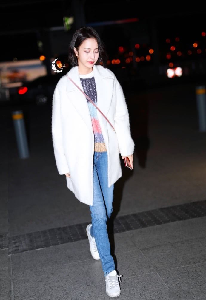 佟丽娅真大胆，这么高难度的皮裤也敢穿，一般人穿绝对丑哭了！