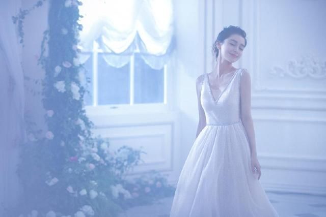 29岁杨颖真会穿！一袭深V吊带长裙端庄优雅，网友：黄晓明好福气