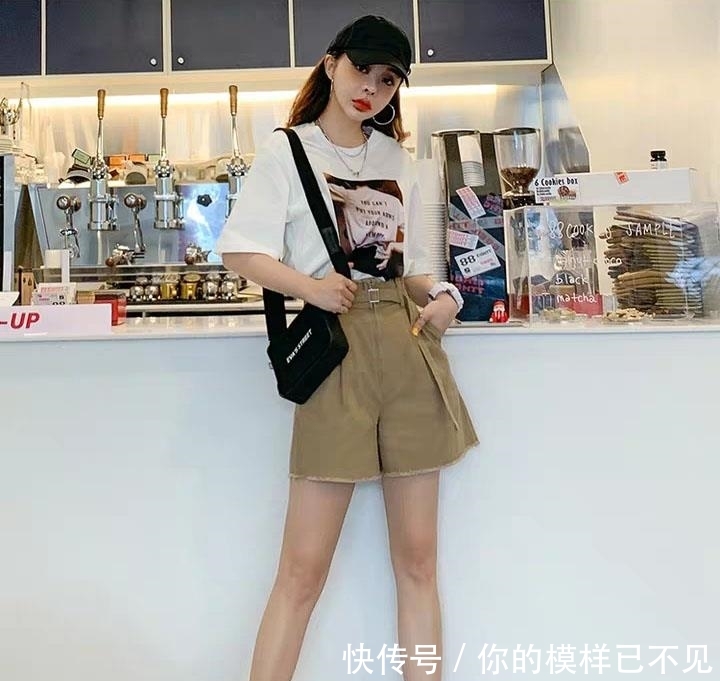 适合:别总穿牛仔短裤,今夏流行“老爹短裤”,搭配这3件上衣,很潮!